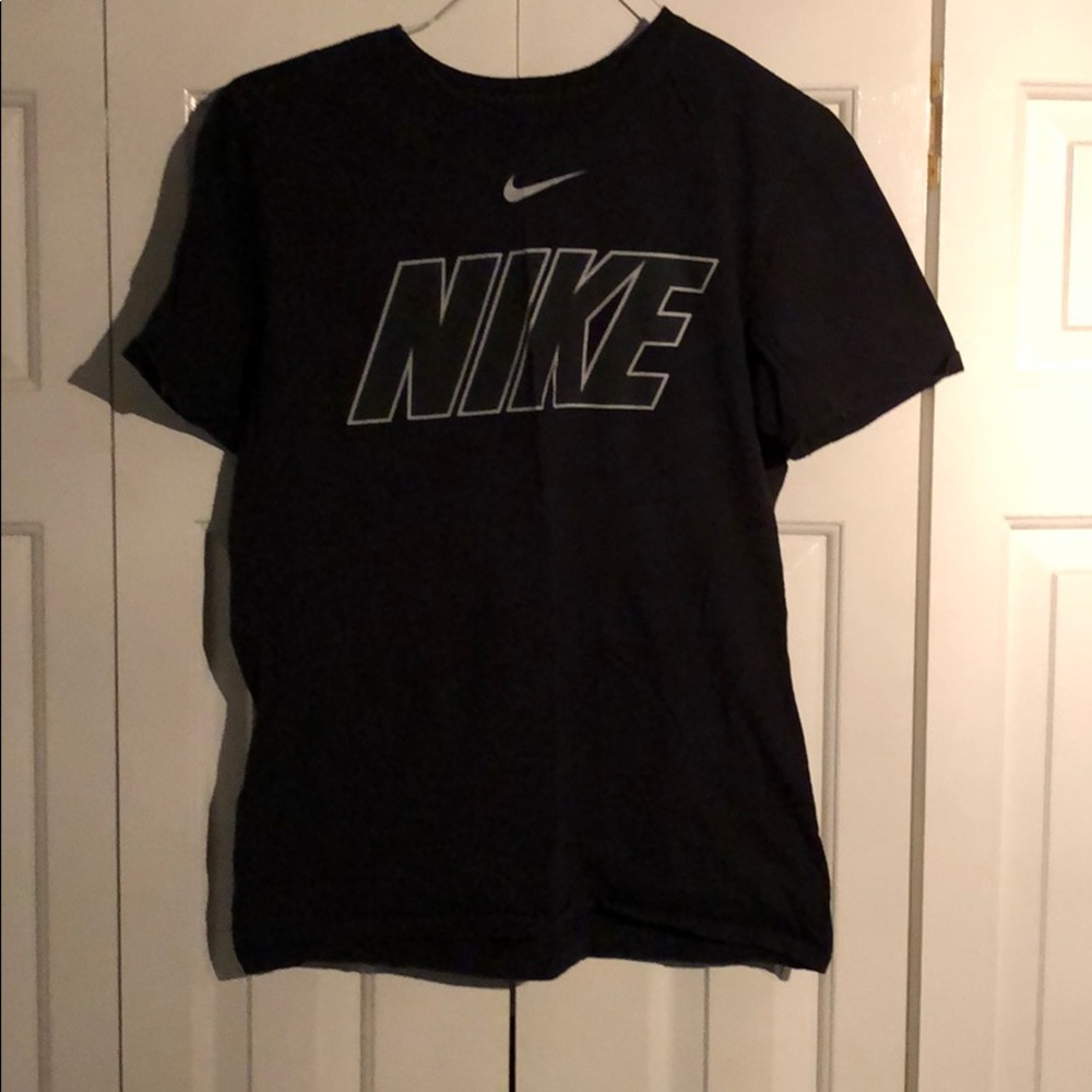 Black nike tee